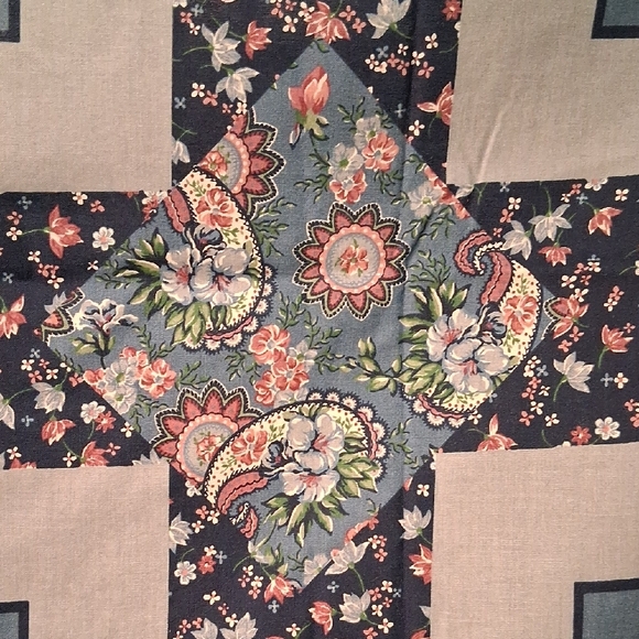 Floral Patchwork Quilt for Home Office Arts & Crafts - Picture 4 of 5